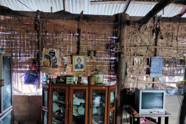 สำรวจบ้านเด็กนักเรียนชั้น ป.4 พาน้องสาว 2 ขวบไปโรงเรียนด้วย ไม่ปลอดภัย