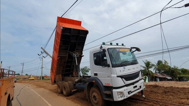 รถสิบล้อขนดินลืมเอาดัมพ์ลง เกี่ยวสายไฟเสาล้ม