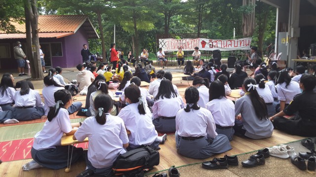 กลุ่มโต๊ะน้ำชาโรงเรียนสาธิตผูกโบว์ขาวชูสามนิ้ว