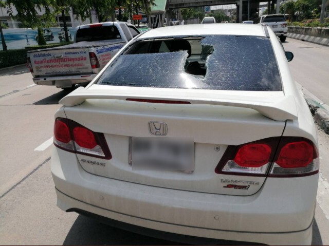 กระบะบรรทุกเหล็กรัดไม่อยู่ พุ่งทะลุกระจกหลังรถเก๋ง 2 คัน