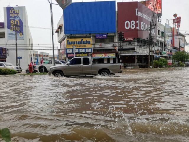 ฝนกระหน่ำหนักช่วงเช้าท่วมถนนหลายสาย เติมปริมาณน้ำเขื่อนลำปาว