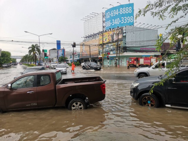 ฝนกระหน่ำหนักช่วงเช้าท่วมถนนหลายสาย เติมปริมาณน้ำเขื่อนลำปาว