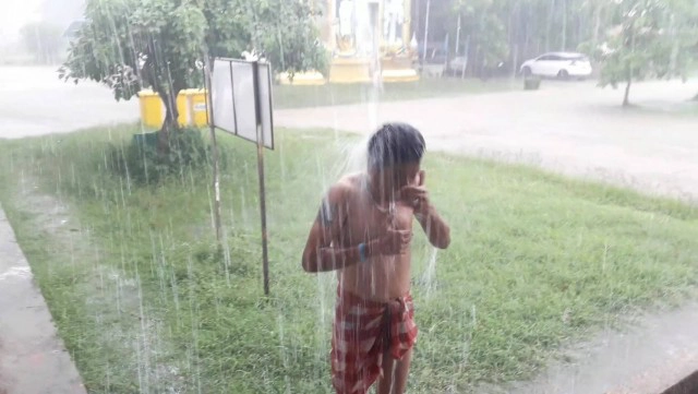 หนุ่มโคราชสุดดีใจ นุ่งเตี่ยวเล่นน้ำฝน หลังแล้งมานาน