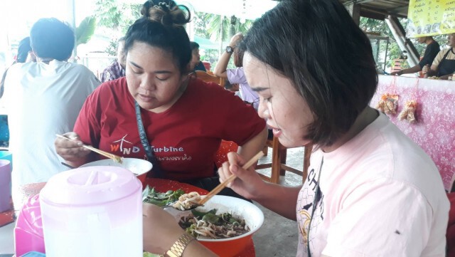 แห่ลงทะเบียนรับโควตาผู้ค้าลอตเตอรี่รายย่อย
