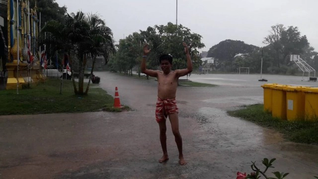 หนุ่มโคราชสุดดีใจ นุ่งเตี่ยวเล่นน้ำฝน หลังแล้งมานาน