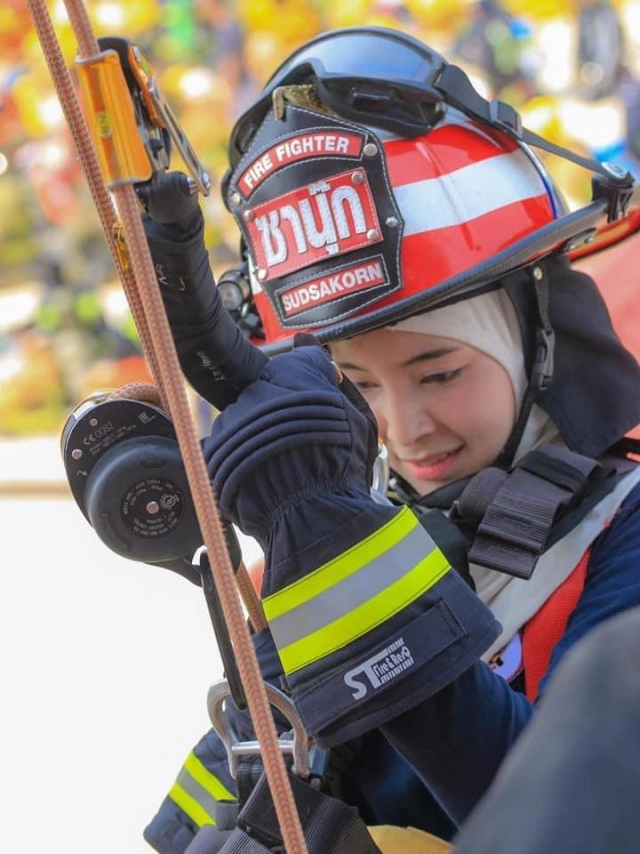 ชาวเน็ตแห่แชร์ภาพ สาวดับเพลิง เพราะความสะดุดตา