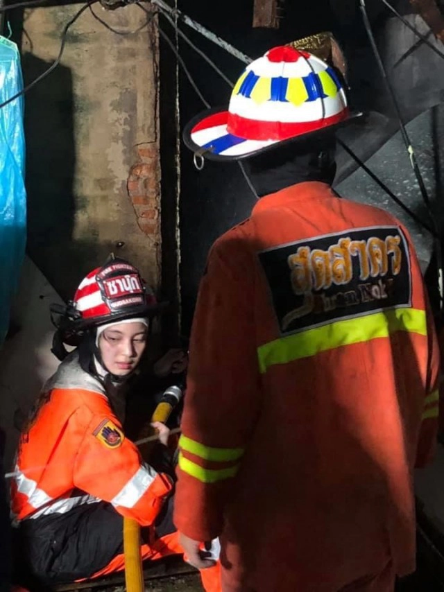 ชาวเน็ตแห่แชร์ภาพ สาวดับเพลิง เพราะความสะดุดตา