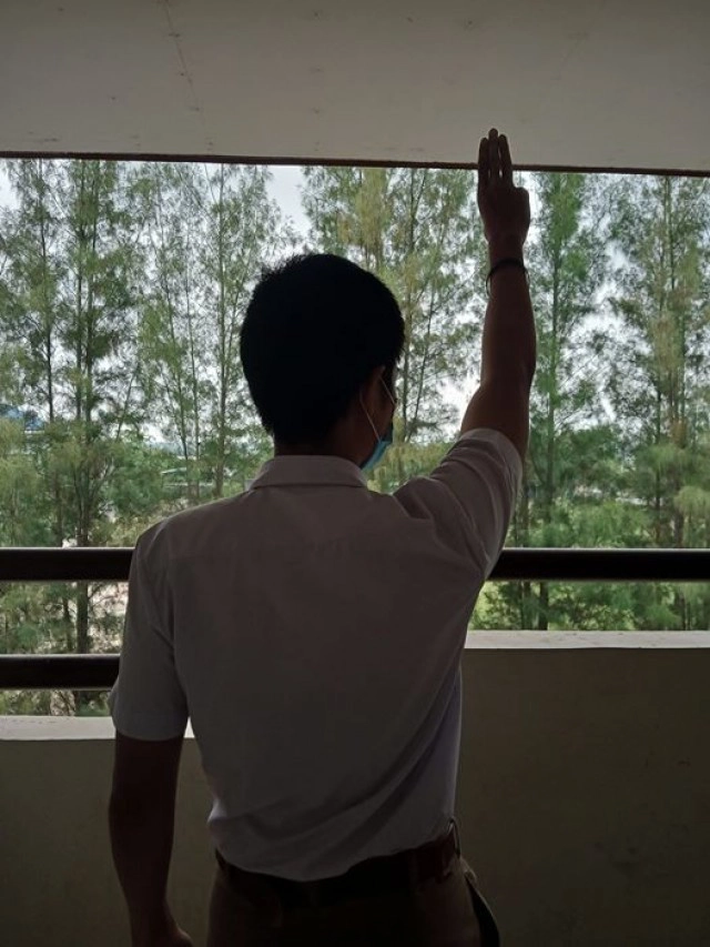 นักเรียนขอนแก่นชูสามนิ้ว แจกโบว์ขาวต้านเผด็จการ