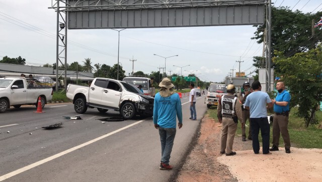 กระบะหลับในพุ่งชนรถชะลอเข้าด่านตรวจเจ็บหลายราย