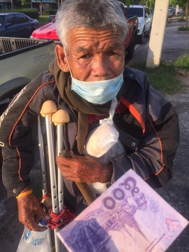 หนุ่มน้ำตาคลอ เจอชายชราพิการ ไร้ที่อยู่ กำลังหิวโซ ถามไถ่สุดเศร้าใจมีเงินติดตัว 20 บาท