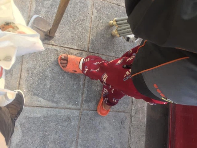 หนุ่มน้ำตาคลอ เจอชายชราพิการ ไร้ที่อยู่ กำลังหิวโซ ถามไถ่สุดเศร้าใจมีเงินติดตัว 20 บาท