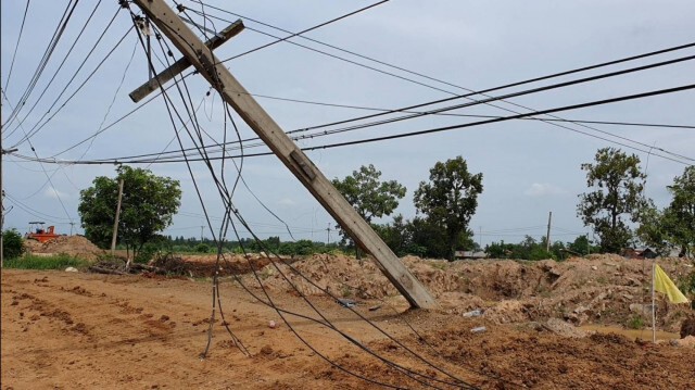 รถสิบล้อขนดินลืมเอาดัมพ์ลง เกี่ยวสายไฟเสาล้ม