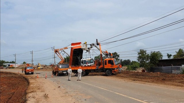 รถสิบล้อขนดินลืมเอาดัมพ์ลง เกี่ยวสายไฟเสาล้ม