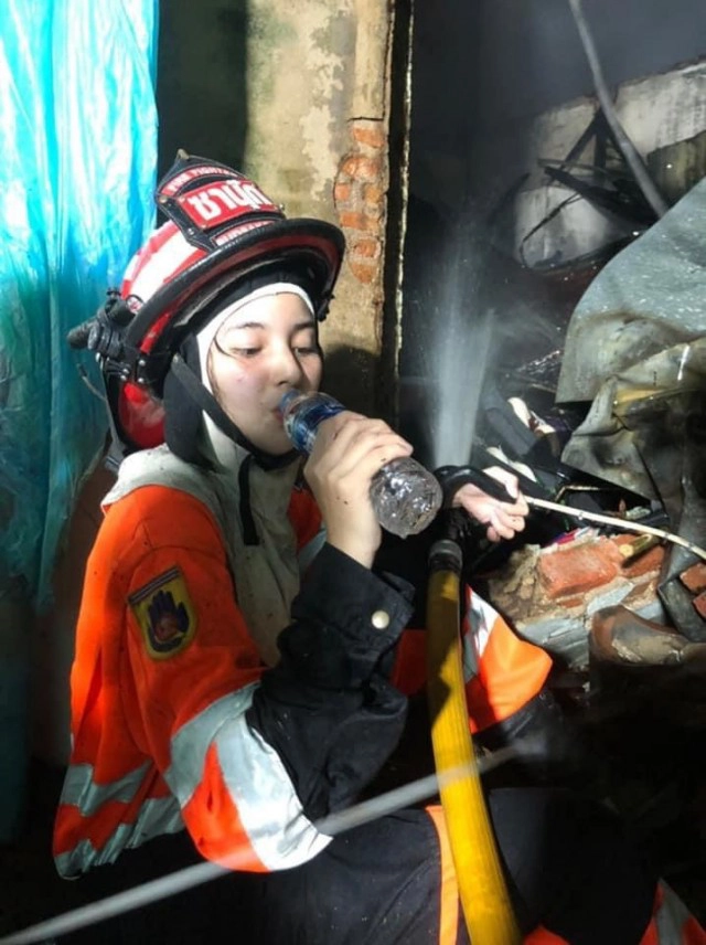 ชาวเน็ตแห่แชร์ภาพ สาวดับเพลิง เพราะความสะดุดตา