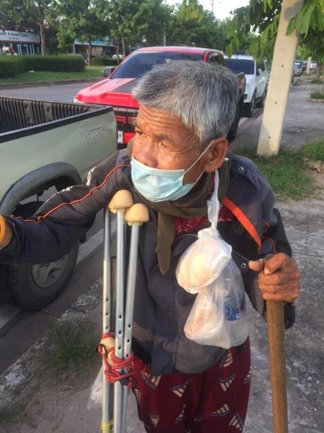 หนุ่มน้ำตาคลอ เจอชายชราพิการ ไร้ที่อยู่ กำลังหิวโซ ถามไถ่สุดเศร้าใจมีเงินติดตัว 20 บาท