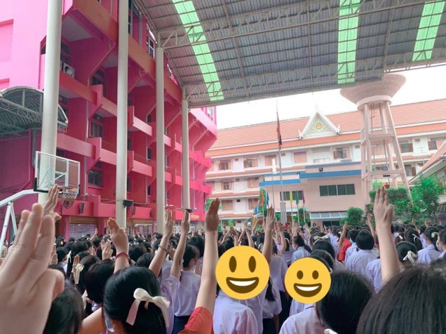 สำรวจโรงเรียน "เด็กชูสามนิ้ว"