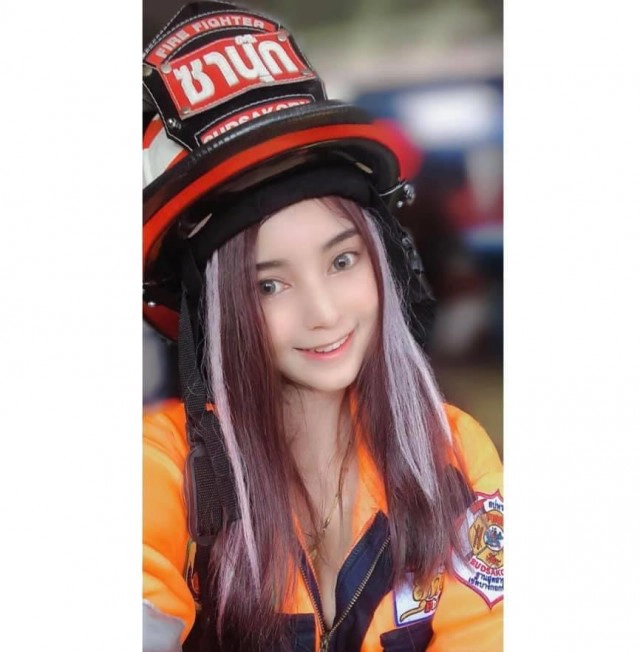ชาวเน็ตแห่แชร์ภาพ สาวดับเพลิง เพราะความสะดุดตา