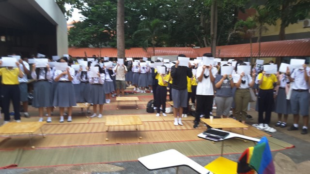 กลุ่มโต๊ะน้ำชาโรงเรียนสาธิตผูกโบว์ขาวชูสามนิ้ว