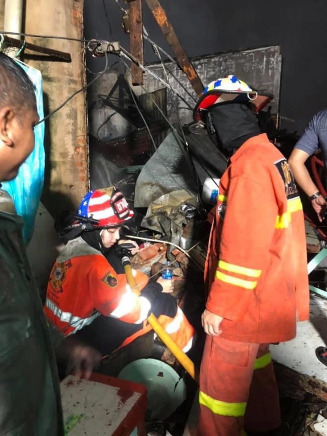 ชาวเน็ตแห่แชร์ภาพ สาวดับเพลิง เพราะความสะดุดตา