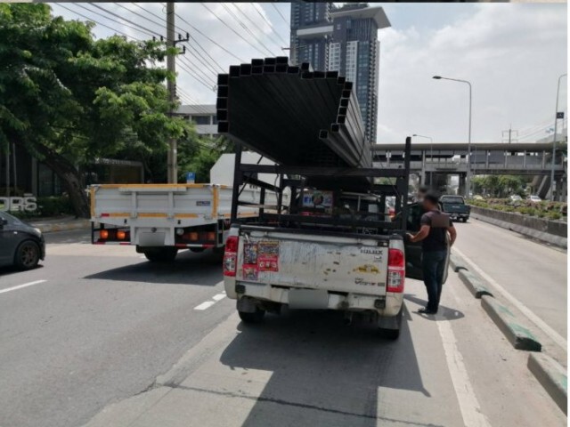 กระบะบรรทุกเหล็กรัดไม่อยู่ พุ่งทะลุกระจกหลังรถเก๋ง 2 คัน