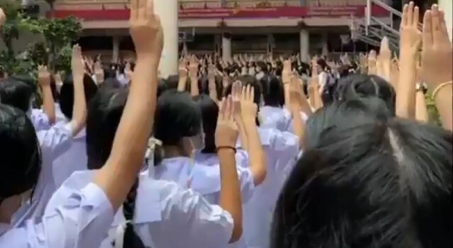 ถามกลับ "เป็นอยู่แบบนี้มันดีมากเหรอ" กรณีร้องขอประชาธิปไตย