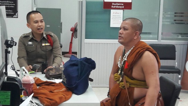 พระเดินบิณฑบาตเรี่ยไรเงินตอนเย็น