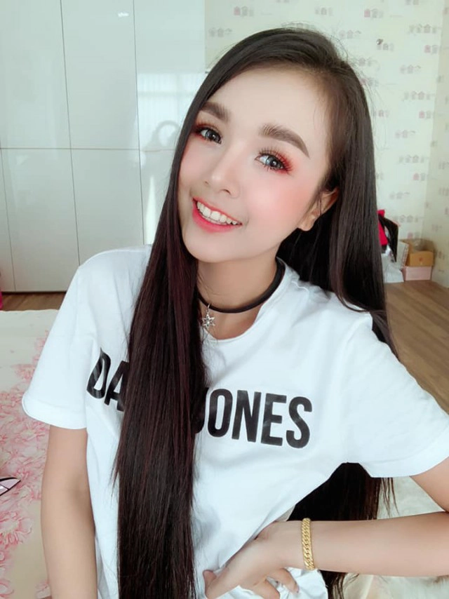 โซเชียลขุด คนนี้ใช่เจนนี่ไหม นั่งแนบชิดผู้ชายในร้านคาราโอเกะ