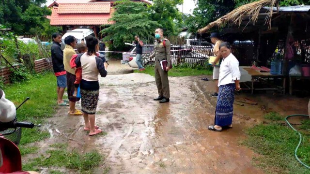 ผวาโควิด-19 พ่อเฒ่าลาวนอนตายปริศนาบนแคร่หน้าบ้าน