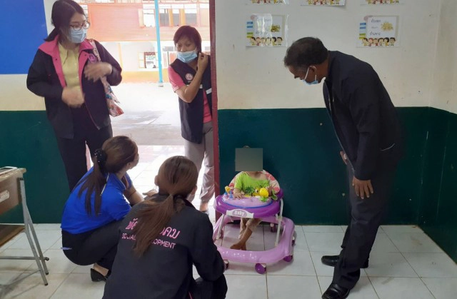 ช่วยเหลือพี่ ป.4 หอบน้อง 2 ขวบไปเลี้ยงในห้องเรียน