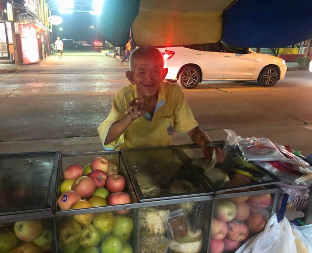 ตาขายผลไม้ เข็นเขย่งไปทีละนิดบางวันขายไม่ได้ ยิ่งพูดคุยยิ่งสะเทือนใจ