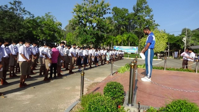 ครู-นร.ไว้อาลัยครอบครัวเสียชีวิต 3 ศพ