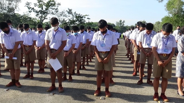 ครู-นร.ไว้อาลัยครอบครัวเสียชีวิต 3 ศพ