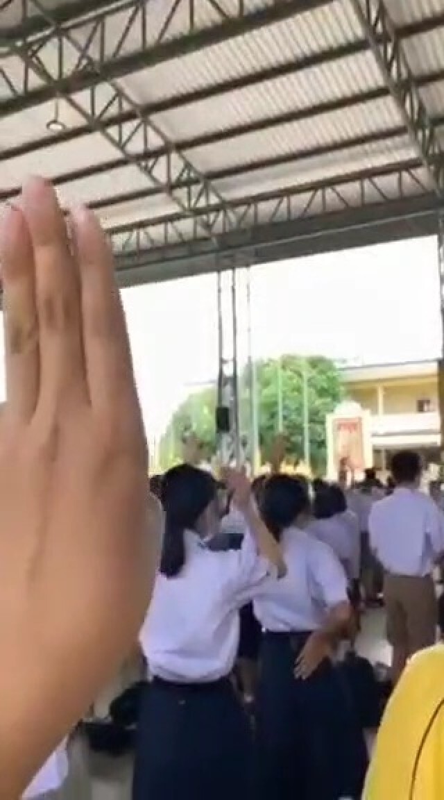 ชู 3 นิ้วร้องเพลงชาติต่อต้านเผด็จการหน้าเสาธง