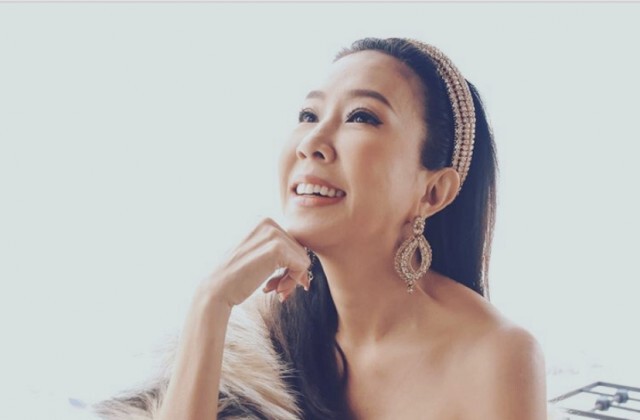 "เอิ๊ก-พรหมพร" สวมชุดซีทรูเข้าครัว โชว์ทำอาหารเช้าชวนหิว