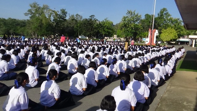 ครู-นร.ไว้อาลัยครอบครัวเสียชีวิต 3 ศพ