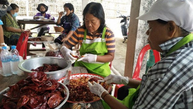 ชาวบ้านโคราชสู้วิกฤติ จับกลุ่มทำน้ำพริกสูตรนรก3พันปี