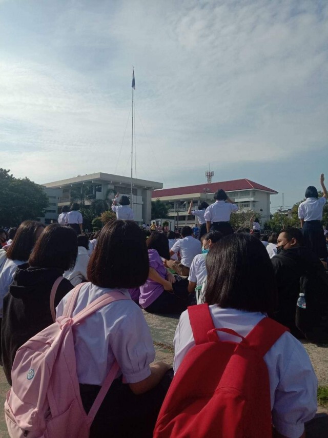 โรงเรียนสตรีอุบลแจงไม่ขวางการแสดงออกและตัดคะแนนนักเรียน