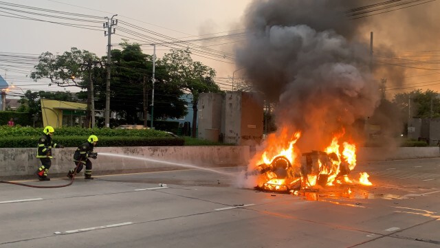 เบนซ์เสยท้ายบรรทุก หวิดถูกย่างสด