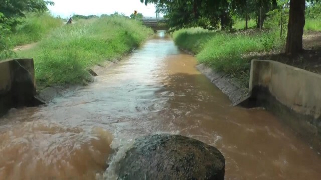 เกษตรกรพิจิตรต่อคิวสูบน้ำเข้านาข้าว