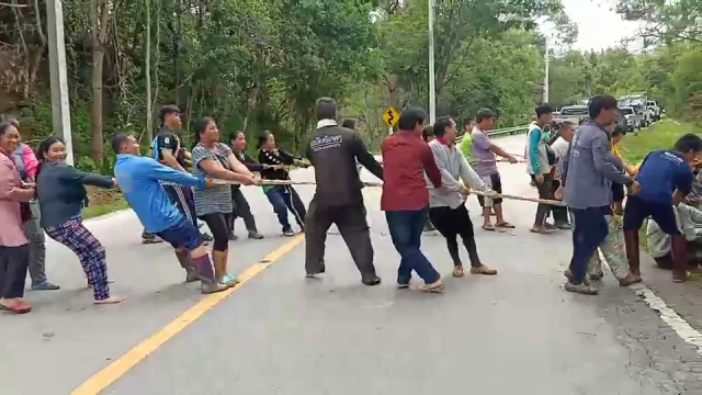 ชาวม้งนับร้อย รวมพลัง-ชักลากรถตกเหวลึก