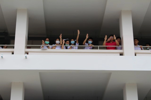 "ชู 3 นิ้วลามเชียงใหม่" เด็กนักเรียนยุพราชลั่นจะไม่ทน