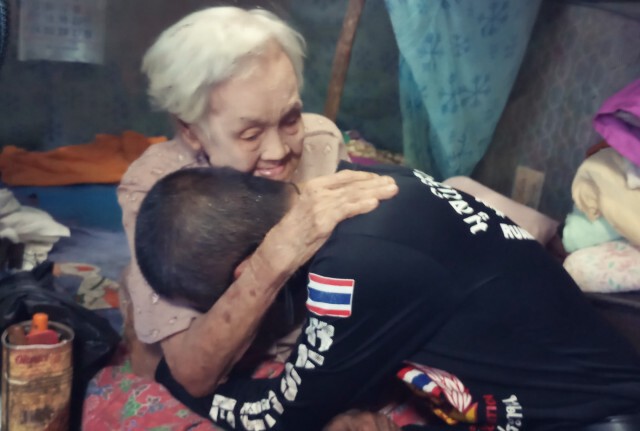 สุดเวทนา ยายพิการ รอการช่วยเหลือ บ้านไม้ผุพังแทบอยู่ไม่ไหว