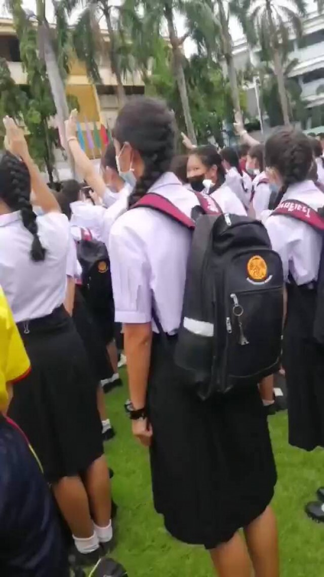 ชู 3 นิ้วลามถึงบ้านเกิด"ทักษิณ"