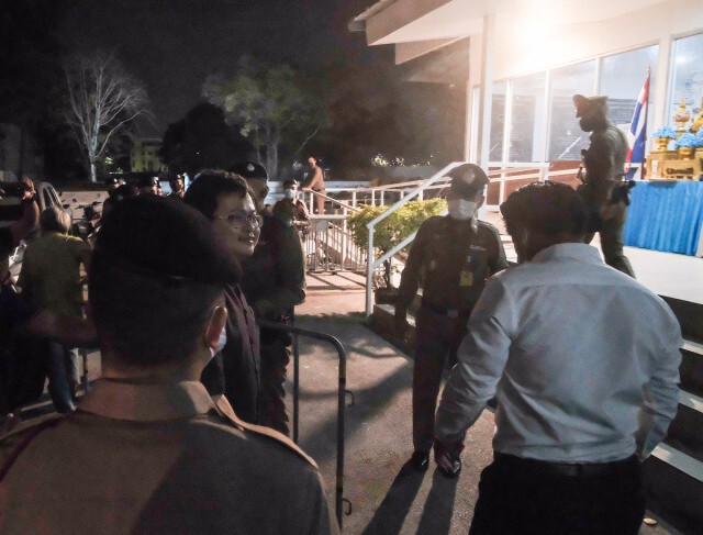 ตำรวจชนะสงคราม คุม"ทนายอานนท์" จัดอารักขารอบโรงพัก