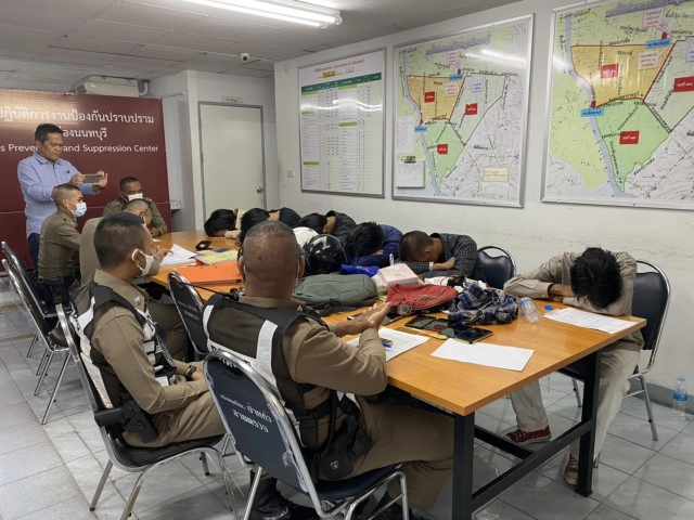 เด็กอาชีวะกับเด็กเทคโนยกพวกตีกันแยกไฟแดง