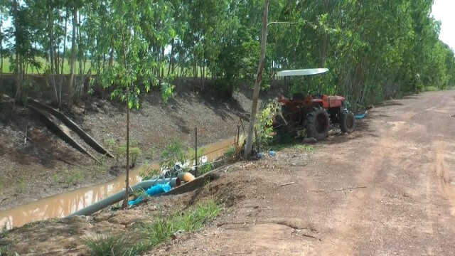 เกษตรกรพิจิตรต่อคิวสูบน้ำเข้านาข้าว