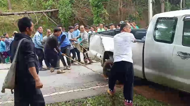 ชาวม้งนับร้อย รวมพลัง-ชักลากรถตกเหวลึก