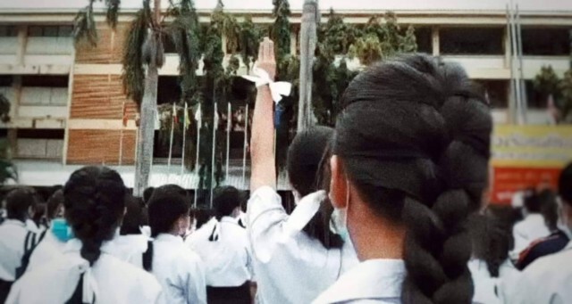 ชู 3 นิ้วลามถึงบ้านเกิด"ทักษิณ"