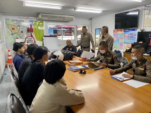 เด็กอาชีวะกับเด็กเทคโนยกพวกตีกันแยกไฟแดง