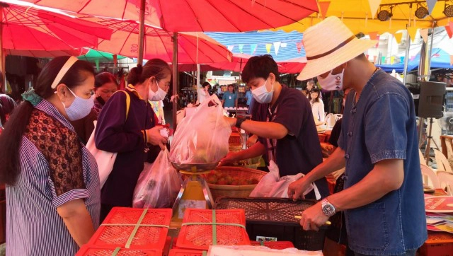"สดจากสวน ชวนมาช๊อป" ที่ตลาดบางลำภู